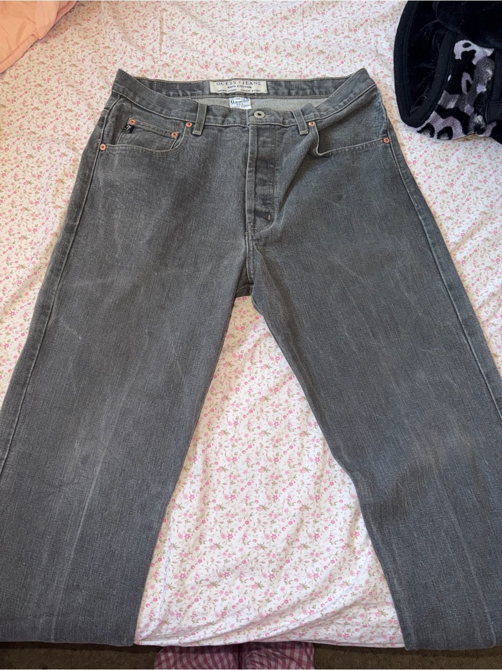 The cutest grey Guess slim straight jeans 100% cotton😍